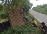 Lakalantas Tunggal, Truk Muatan Batu Bara Terbalik di jalan Poros Labanan