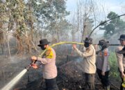 Kapolres Pelalawan Pimpin langsung Pemadaman dan Pendinginan Karhutla di Desa Kuala Terusan Kecamatan Pangkalan Kerinci.