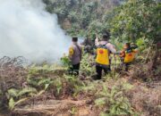 Personel Polres Rohul dan Tim Satgas Karhutla berjibaku memadamkan api yang membakar lahan di kawasan Cipang Kiri, Kecamatan Rokan IV Koto, Kabupaten Rohul