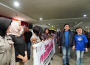 PJU dan Istri Serta Ratusan Personel Polda Riau Sambut Kedatangan Tim Volly Polda Riau Dengan Penuh Suka Cita