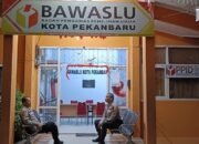 Polresta Pekanbaru Lakukan Patroli Jalan Kaki Di Kantor Bawaslu dalam Rangka Operasi Mantap Praja Lancang Kuning 2024.