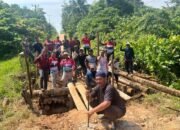 Camat batubi SP1 Muja Hidin ,SH gotong royong bersama masyarakat desa.