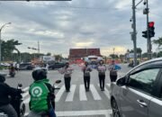 TINGKATKAN KESADARAN PENGENDARA DI MASA PILKADA RIAU 2024 TIM COOLING SYSTEM SAMPAIKAN HIMBAUAN DI TRAFFIC LIGHT