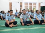 Personel Lanud Roesmin Nurjadin yang beragama Islam melaksanakan kajian rutin dan Shalat Sunah Dhuha