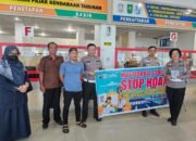 Personel Ditlantas Polda Riau Sosialisasikan Pilkada Riau 2024 kepada Wajib Pajak di Kantor Pelayanan Samsat Selatan