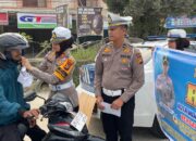 Kasat Lantas Polres Pelalawan Sosialisasi dan Pembagian Brosur Keselamatan berlalu lintas dan Lomba Konten Video Himbauan Lalu Lintas.