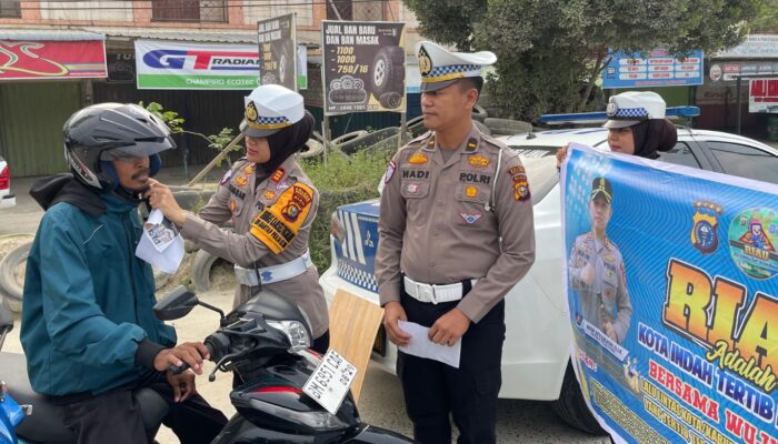 Kasat Lantas Polres Pelalawan Sosialisasi dan Pembagian Brosur Keselamatan berlalu lintas dan Lomba Konten Video Himbauan Lalu Lintas.