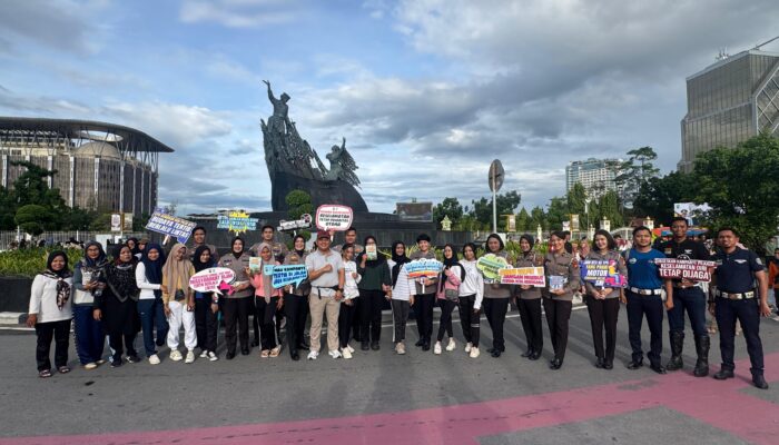 Dirlantas Polda Riau Sambangi Pengunjung Car Free Day Sampaikan Pesan Edukasi Kamtibmas & Kamseltibcarlantas