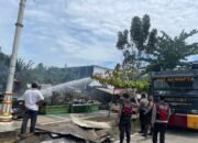 Sigap, Kasat Samapta Polres Rohul dan Anggota Bantu Padamkan Kebakaran Warung di Kawasan Pematang Baih