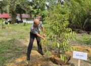 Dukung Program Ketahanan Pangan Nasional, Kalapas Pekanbaru Hadiri Penanaman 100 Bibit Durian Musang King