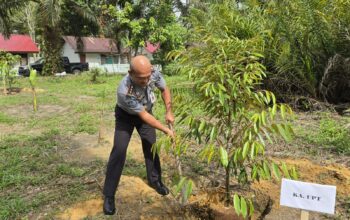 Dukung Program Ketahanan Pangan Nasional, Kalapas Pekanbaru Hadiri Penanaman 100 Bibit Durian Musang King