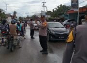 Curah Hujan Tinggi Mengakibatkan Genangan Air Yang Berujung Banjir, Kapolsek Rambah Hilir Meninjau Dan Mengatur Lalulintas