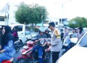 Polres Dumai kembali menggelar kegiatan Pembagian Takjil Ramadhan 1445 H/2025 M kepada masyarakat pengguna jalan menjelang waktu berbuka puasa