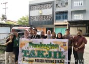 Polsek Payung Sekaki Bersama Komunitas Sosial Rumah JB Bagikan Takjil Gratis kepada Masyarakat