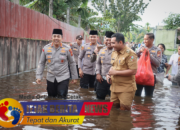 Kapolresta Pekanbaru Tinjau Lokasi Banjir di Rumbai dan Salurkan Bantuan untuk Pengungsi