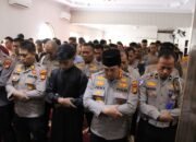 Kapolresta Pekanbaru Pimpin Sholat Jenazah Ghaib untuk Mendoakan Tiga Anggota Polri yang Gugur dalam Tugas