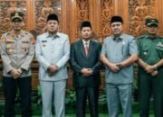 PIMPIN RAPAT PARIPURNA, KETUA DPRD KUANSING UMUMKAN PENGESAHAN PENGANGKATAN BUPATI DAN WAKIL BUPATI KUANSING TERPILIH