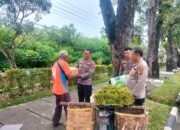 Kepedulian Kapolsek Bukit Raya, Bagikan Puluhan Paket Sembako Kepada Pedagang Kecil