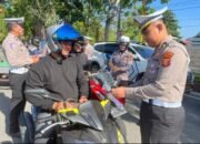 Satlantas Polres Kampar Semarakkan HUT RI ke-80, Bagi 75 Bendera Merah Putih melalui Gerakan Polantas Menyapa