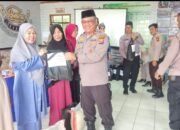 Jumat Curhat Polda Riau, Kapolsek Rumpes Memberikan Bantuan Paket Sembako Kepada Masyarakat