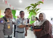Polantas Menyapa: Dirlantas Polda Riau Bersama Tim Pembina Samsat Bagikan Helm dan Bibit Pohon kepada Wajib Pajak