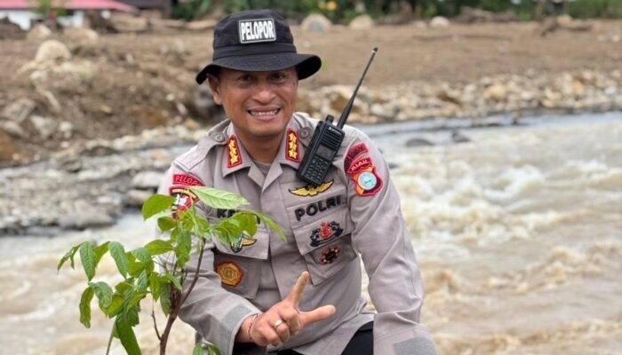 Dansat Brimob Polda Riau Tanam Pohon di Kabupaten Agam, Pulihkan Alam Pasca Banjir Bandang