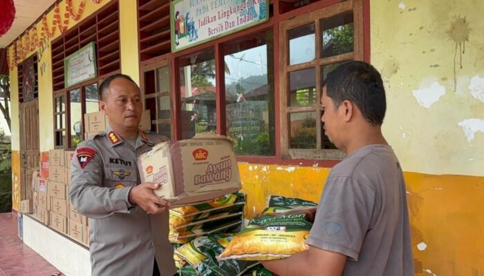 Di Tengah Bencana, Brimob Riau Bawa Harapan : Sembako dan Air Bersih untuk Warga Terdampak