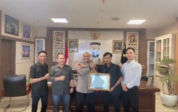 Insan Pers Anugerahkan Piagam Penghargaan kepada Wakapolda Riau Brigjen Pol Jossy Kusumo