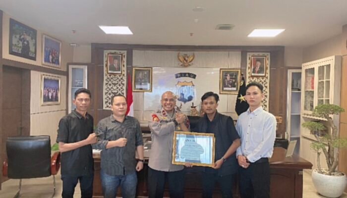 Insan Pers Anugerahkan Piagam Penghargaan kepada Wakapolda Riau Brigjen Pol Jossy Kusumo