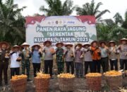 Kabagops Brimob Polda Riau Dampingi Kapolda Panen Raya Jagung di Kampar