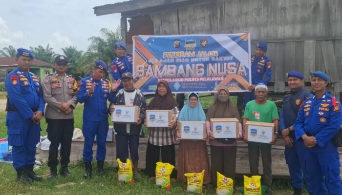 Jelang Lebaran, Sat Polairud Polres Pelalawan, Berikan Paket Sembako kepada Masyarakat Pesisir Perairan.