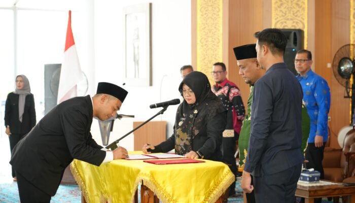 Bupati Afni Lantik 60 Pejabat Administrator dan Pengawas, Tekankan ASN Melayani Masyarakat.
