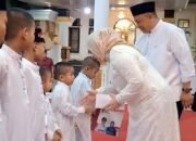 Jelang Berangkat Umroh Bupati Rohul Anton Berikan Bantuan Kepada Puluhan Anak Yatim
