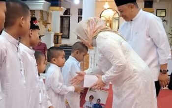 Jelang Berangkat Umroh Bupati Rohul Anton Berikan Bantuan Kepada Puluhan Anak Yatim