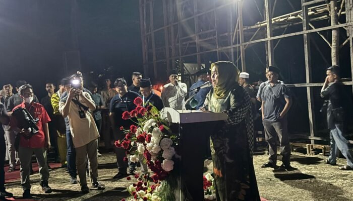 Malam 27 Likur, Bupati Kasmarni Buka Lampu Colok