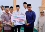 Bupati Kampar Ahmad Yuzar Resmi Lepas Tim Safari Ramadhan 1447 H.   Bangkinang Kota – Bupati Kampar Ahmad Yuzar, S. Sos, MT didampingi Wakil Bupati Kampar Dr. Hj. Misharti, S. Ag, M. Si secara resmi melepas Tim Safari Ramadhan Pemerintah Kabupaten Kampar 1447 H yang dipusatkan di Masjid Al-Muttaqin, Kecamatan Bangkinang Kota, Selasa (24/02/2026). Kegiatan ini sekaligus menjadi pelaksanaan Safari Ramadhan hari pertama.  Dalam pelaksanaan Safari Ramadhan tahun ini, Pemerintah Kabupaten Kampar membagi tim menjadi dua. Tim I dipimpin langsung oleh Bupati Kampar, sementara Tim II dipimpin oleh Wakil Bupati Kampar yang akan mengunjungi 21 kecamatan se-Kabupaten Kampar  Sebelum menyampaikan sambutan, Bupati Kampar berama Wakil Bupati Kampar secara simbolis menyerahkan sejumlah bantuan kepada pengurus Masjid Al-Muttaqin, di antaranya program kemitraan melalui Bank Riau Kepri Syariah sebesar Rp20 juta, bantuan Al-Qur’an, serta bantuan dari Baznas Kampar bagi anak yatim dan kaum duafa.  Dalam sambutannya, Bupati Kampar menyampaikan apresiasi dan terima kasih kepada pengurus Masjid Al-Muttaqin atas sambutan yang diberikan.  “Atas nama Pemerintah Kabupaten Kampar, kami mengucapkan terima kasih dan penghargaan setinggi-tingginya kepada ketua dan pengurus Masjid Al-Muttaqin yang telah menyambut kami dengan baik,” ujarnya.  Ia juga mengajak masyarakat untuk memanfaatkan momentum bulan suci Ramadhan dengan meningkatkan ibadah dan kepedulian sosial.  “Kita meyakini bahwa setiap amal ibadah yang dilakukan di bulan yang mulia ini akan dilipatgandakan oleh Allah SWT. Oleh karena itu, Pemerintah Kabupaten Kampar setiap tahunnya melaksanakan Safari Ramadhan untuk membantu masjid, anak yatim, serta kaum duafa di Kabupaten Kampar,” tambahnya.  Selain itu, Bupati Kampar juga mengajak seluruh elemen masyarakat untuk mendukung gerakan berinfaq melalui Baznas Kampar yang akan segera dilaunching.   “dengan berinfaq , kita yakin bahwa berinfaq tidak akan mengurangi harta, justru akan membawa keberkahan dan dapat membantu saudara-saudara kita yang membutuhkan,” jelasnya.  Ia juga berpesan kepada seluruh tim Safari Ramadhan agar menjaga nama baik Kabupaten Kampar serta menyampaikan informasi pembangunan kepada masyarakat selama pelaksanaan kegiatan.  Kegiatan kemudian dilanjutkan dengan ceramah agama yang disampaikan oleh Ustadz Herman Ghani sembari menunggu waktu berbuka puasa.   Turut hadir dalam kegiatan tersebut unsur Forkopimda Kampar, Baznas Kampar, para Asisten, Staf Ahli, seluruh Kepala OPD di lingkungan Pemerintah Kabupaten Kampar, para Kepala Bagian, serta Camat se-Kabupaten Kampar. (Diskominfo Kampar/RF)