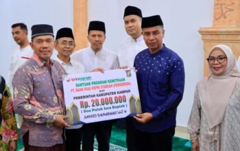 Bupati Kampar Ahmad Yuzar Resmi Lepas Tim Safari Ramadhan 1447 H.   Bangkinang Kota – Bupati Kampar Ahmad Yuzar, S. Sos, MT didampingi Wakil Bupati Kampar Dr. Hj. Misharti, S. Ag, M. Si secara resmi melepas Tim Safari Ramadhan Pemerintah Kabupaten Kampar 1447 H yang dipusatkan di Masjid Al-Muttaqin, Kecamatan Bangkinang Kota, Selasa (24/02/2026). Kegiatan ini sekaligus menjadi pelaksanaan Safari Ramadhan hari pertama.  Dalam pelaksanaan Safari Ramadhan tahun ini, Pemerintah Kabupaten Kampar membagi tim menjadi dua. Tim I dipimpin langsung oleh Bupati Kampar, sementara Tim II dipimpin oleh Wakil Bupati Kampar yang akan mengunjungi 21 kecamatan se-Kabupaten Kampar  Sebelum menyampaikan sambutan, Bupati Kampar berama Wakil Bupati Kampar secara simbolis menyerahkan sejumlah bantuan kepada pengurus Masjid Al-Muttaqin, di antaranya program kemitraan melalui Bank Riau Kepri Syariah sebesar Rp20 juta, bantuan Al-Qur’an, serta bantuan dari Baznas Kampar bagi anak yatim dan kaum duafa.  Dalam sambutannya, Bupati Kampar menyampaikan apresiasi dan terima kasih kepada pengurus Masjid Al-Muttaqin atas sambutan yang diberikan.  “Atas nama Pemerintah Kabupaten Kampar, kami mengucapkan terima kasih dan penghargaan setinggi-tingginya kepada ketua dan pengurus Masjid Al-Muttaqin yang telah menyambut kami dengan baik,” ujarnya.  Ia juga mengajak masyarakat untuk memanfaatkan momentum bulan suci Ramadhan dengan meningkatkan ibadah dan kepedulian sosial.  “Kita meyakini bahwa setiap amal ibadah yang dilakukan di bulan yang mulia ini akan dilipatgandakan oleh Allah SWT. Oleh karena itu, Pemerintah Kabupaten Kampar setiap tahunnya melaksanakan Safari Ramadhan untuk membantu masjid, anak yatim, serta kaum duafa di Kabupaten Kampar,” tambahnya.  Selain itu, Bupati Kampar juga mengajak seluruh elemen masyarakat untuk mendukung gerakan berinfaq melalui Baznas Kampar yang akan segera dilaunching.   “dengan berinfaq , kita yakin bahwa berinfaq tidak akan mengurangi harta, justru akan membawa keberkahan dan dapat membantu saudara-saudara kita yang membutuhkan,” jelasnya.  Ia juga berpesan kepada seluruh tim Safari Ramadhan agar menjaga nama baik Kabupaten Kampar serta menyampaikan informasi pembangunan kepada masyarakat selama pelaksanaan kegiatan.  Kegiatan kemudian dilanjutkan dengan ceramah agama yang disampaikan oleh Ustadz Herman Ghani sembari menunggu waktu berbuka puasa.   Turut hadir dalam kegiatan tersebut unsur Forkopimda Kampar, Baznas Kampar, para Asisten, Staf Ahli, seluruh Kepala OPD di lingkungan Pemerintah Kabupaten Kampar, para Kepala Bagian, serta Camat se-Kabupaten Kampar. (Diskominfo Kampar/RF)