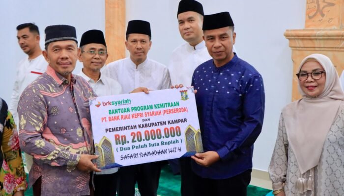Bupati Kampar Ahmad Yuzar Resmi Lepas Tim Safari Ramadhan 1447 H.   Bangkinang Kota – Bupati Kampar Ahmad Yuzar, S. Sos, MT didampingi Wakil Bupati Kampar Dr. Hj. Misharti, S. Ag, M. Si secara resmi melepas Tim Safari Ramadhan Pemerintah Kabupaten Kampar 1447 H yang dipusatkan di Masjid Al-Muttaqin, Kecamatan Bangkinang Kota, Selasa (24/02/2026). Kegiatan ini sekaligus menjadi pelaksanaan Safari Ramadhan hari pertama.  Dalam pelaksanaan Safari Ramadhan tahun ini, Pemerintah Kabupaten Kampar membagi tim menjadi dua. Tim I dipimpin langsung oleh Bupati Kampar, sementara Tim II dipimpin oleh Wakil Bupati Kampar yang akan mengunjungi 21 kecamatan se-Kabupaten Kampar  Sebelum menyampaikan sambutan, Bupati Kampar berama Wakil Bupati Kampar secara simbolis menyerahkan sejumlah bantuan kepada pengurus Masjid Al-Muttaqin, di antaranya program kemitraan melalui Bank Riau Kepri Syariah sebesar Rp20 juta, bantuan Al-Qur’an, serta bantuan dari Baznas Kampar bagi anak yatim dan kaum duafa.  Dalam sambutannya, Bupati Kampar menyampaikan apresiasi dan terima kasih kepada pengurus Masjid Al-Muttaqin atas sambutan yang diberikan.  “Atas nama Pemerintah Kabupaten Kampar, kami mengucapkan terima kasih dan penghargaan setinggi-tingginya kepada ketua dan pengurus Masjid Al-Muttaqin yang telah menyambut kami dengan baik,” ujarnya.  Ia juga mengajak masyarakat untuk memanfaatkan momentum bulan suci Ramadhan dengan meningkatkan ibadah dan kepedulian sosial.  “Kita meyakini bahwa setiap amal ibadah yang dilakukan di bulan yang mulia ini akan dilipatgandakan oleh Allah SWT. Oleh karena itu, Pemerintah Kabupaten Kampar setiap tahunnya melaksanakan Safari Ramadhan untuk membantu masjid, anak yatim, serta kaum duafa di Kabupaten Kampar,” tambahnya.  Selain itu, Bupati Kampar juga mengajak seluruh elemen masyarakat untuk mendukung gerakan berinfaq melalui Baznas Kampar yang akan segera dilaunching.   “dengan berinfaq , kita yakin bahwa berinfaq tidak akan mengurangi harta, justru akan membawa keberkahan dan dapat membantu saudara-saudara kita yang membutuhkan,” jelasnya.  Ia juga berpesan kepada seluruh tim Safari Ramadhan agar menjaga nama baik Kabupaten Kampar serta menyampaikan informasi pembangunan kepada masyarakat selama pelaksanaan kegiatan.  Kegiatan kemudian dilanjutkan dengan ceramah agama yang disampaikan oleh Ustadz Herman Ghani sembari menunggu waktu berbuka puasa.   Turut hadir dalam kegiatan tersebut unsur Forkopimda Kampar, Baznas Kampar, para Asisten, Staf Ahli, seluruh Kepala OPD di lingkungan Pemerintah Kabupaten Kampar, para Kepala Bagian, serta Camat se-Kabupaten Kampar. (Diskominfo Kampar/RF)