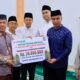 Bupati Kampar Ahmad Yuzar Resmi Lepas Tim Safari Ramadhan 1447 H.   Bangkinang Kota – Bupati Kampar Ahmad Yuzar, S. Sos, MT didampingi Wakil Bupati Kampar Dr. Hj. Misharti, S. Ag, M. Si secara resmi melepas Tim Safari Ramadhan Pemerintah Kabupaten Kampar 1447 H yang dipusatkan di Masjid Al-Muttaqin, Kecamatan Bangkinang Kota, Selasa (24/02/2026). Kegiatan ini sekaligus menjadi pelaksanaan Safari Ramadhan hari pertama.  Dalam pelaksanaan Safari Ramadhan tahun ini, Pemerintah Kabupaten Kampar membagi tim menjadi dua. Tim I dipimpin langsung oleh Bupati Kampar, sementara Tim II dipimpin oleh Wakil Bupati Kampar yang akan mengunjungi 21 kecamatan se-Kabupaten Kampar  Sebelum menyampaikan sambutan, Bupati Kampar berama Wakil Bupati Kampar secara simbolis menyerahkan sejumlah bantuan kepada pengurus Masjid Al-Muttaqin, di antaranya program kemitraan melalui Bank Riau Kepri Syariah sebesar Rp20 juta, bantuan Al-Qur’an, serta bantuan dari Baznas Kampar bagi anak yatim dan kaum duafa.  Dalam sambutannya, Bupati Kampar menyampaikan apresiasi dan terima kasih kepada pengurus Masjid Al-Muttaqin atas sambutan yang diberikan.  “Atas nama Pemerintah Kabupaten Kampar, kami mengucapkan terima kasih dan penghargaan setinggi-tingginya kepada ketua dan pengurus Masjid Al-Muttaqin yang telah menyambut kami dengan baik,” ujarnya.  Ia juga mengajak masyarakat untuk memanfaatkan momentum bulan suci Ramadhan dengan meningkatkan ibadah dan kepedulian sosial.  “Kita meyakini bahwa setiap amal ibadah yang dilakukan di bulan yang mulia ini akan dilipatgandakan oleh Allah SWT. Oleh karena itu, Pemerintah Kabupaten Kampar setiap tahunnya melaksanakan Safari Ramadhan untuk membantu masjid, anak yatim, serta kaum duafa di Kabupaten Kampar,” tambahnya.  Selain itu, Bupati Kampar juga mengajak seluruh elemen masyarakat untuk mendukung gerakan berinfaq melalui Baznas Kampar yang akan segera dilaunching.   “dengan berinfaq , kita yakin bahwa berinfaq tidak akan mengurangi harta, justru akan membawa keberkahan dan dapat membantu saudara-saudara kita yang membutuhkan,” jelasnya.  Ia juga berpesan kepada seluruh tim Safari Ramadhan agar menjaga nama baik Kabupaten Kampar serta menyampaikan informasi pembangunan kepada masyarakat selama pelaksanaan kegiatan.  Kegiatan kemudian dilanjutkan dengan ceramah agama yang disampaikan oleh Ustadz Herman Ghani sembari menunggu waktu berbuka puasa.   Turut hadir dalam kegiatan tersebut unsur Forkopimda Kampar, Baznas Kampar, para Asisten, Staf Ahli, seluruh Kepala OPD di lingkungan Pemerintah Kabupaten Kampar, para Kepala Bagian, serta Camat se-Kabupaten Kampar. (Diskominfo Kampar/RF)