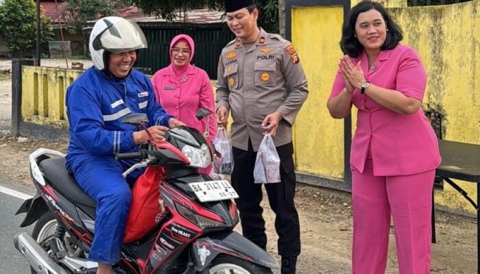 Polsek Singingi Hilir Bersama Bhayangkari Berbagi Takjil di Bulan Suci Ramadhan 1447 H