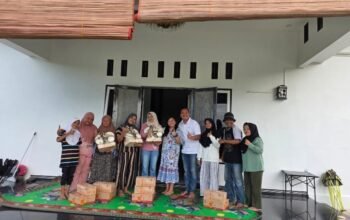 Anggota DPRD Dumai Junjung Mangatas Simorangkir Berbagi THR kepada Warga Kampung Baru Bukit Kapur