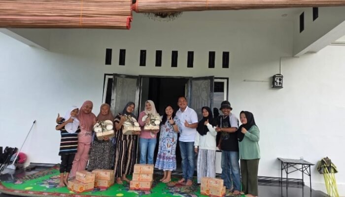 Anggota DPRD Dumai Junjung Mangatas Simorangkir Berbagi THR kepada Warga Kampung Baru Bukit Kapur