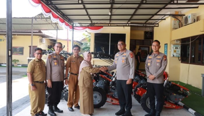 DINAS PERTANIAN KAMPAR SERAHKAN 5 UNIT TRAKTOR KE POLRES KAMPAR – DUKUNG PROGRAM KETAHTANAN PANGAN DAN SINERGITAS ANTAR INSTANSI
