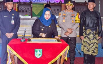 Bupati Bengkalis Kasmarni Tandatangani Komitmen Dukungan Pelaksanaan PPDB Objektif dan Akuntabel di Kab. Bengkalis