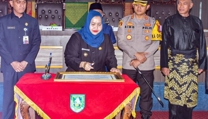 Bupati Bengkalis Kasmarni Tandatangani Komitmen Dukungan Pelaksanaan PPDB Objektif dan Akuntabel di Kab. Bengkalis