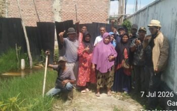 Akses Jalan Ditutup, Warga Lakukan Demo, Berharap Satpol PP Kota Pekanbaru Turun Tangan dan Membongkar Tembok Pembatas Jalan.
