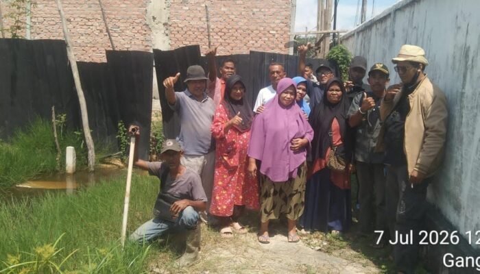 Akses Jalan Ditutup, Warga Lakukan Demo, Berharap Satpol PP Kota Pekanbaru Turun Tangan dan Membongkar Tembok Pembatas Jalan.