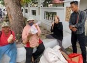 Pers Peduli, Pers Berbagi. Menyalurkan 100 paket nasi bungkus untuk saudara-saudara kita di jalanan.