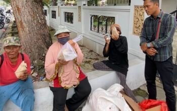 Pers Peduli, Pers Berbagi. Menyalurkan 100 paket nasi bungkus untuk saudara-saudara kita di jalanan.