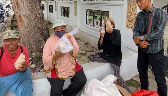 Pers Peduli, Pers Berbagi. Menyalurkan 100 paket nasi bungkus untuk saudara-saudara kita di jalanan.